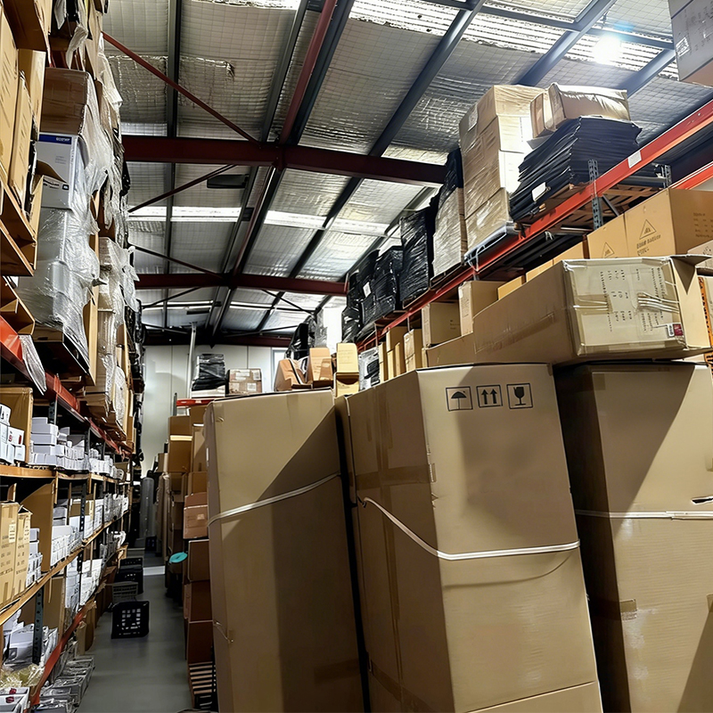 overvrowded storage Tienda de almacén industrial para almacenamiento en fábrica.