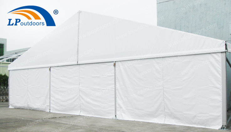 Carpa de 15 m con marquesina central