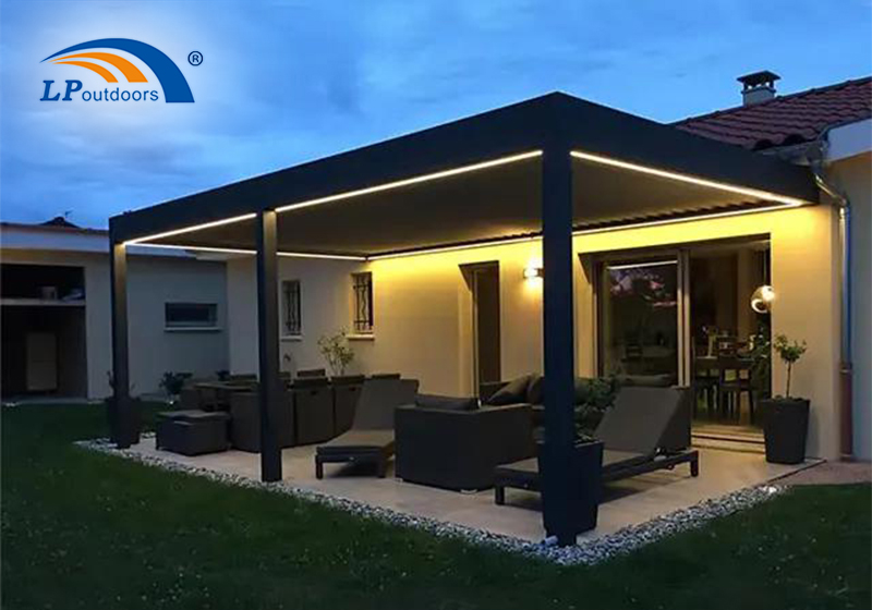 Salón de té con pérgola eléctrica