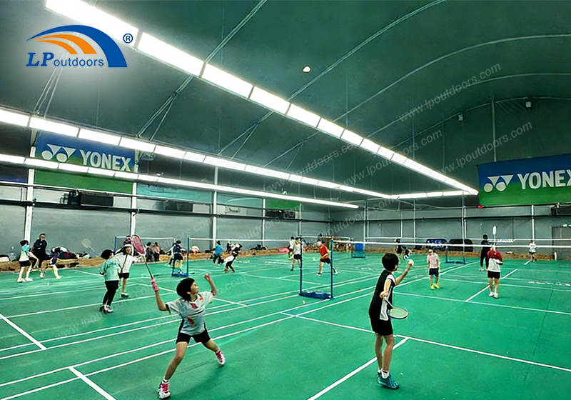 estructura de la tienda de campo de b&aacute;dminton