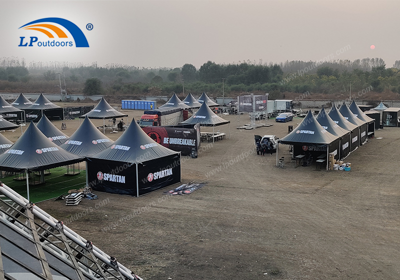 Activación de patrocinadores de Spartan Race y soluciones de tiendas de campaña Brand Village para eventos OCR
