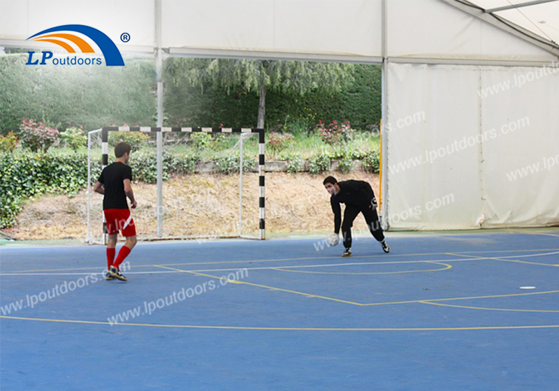 Fútbol, ​​baloncesto y bádminton en la instalación de una carpa en un estadio deportivo.